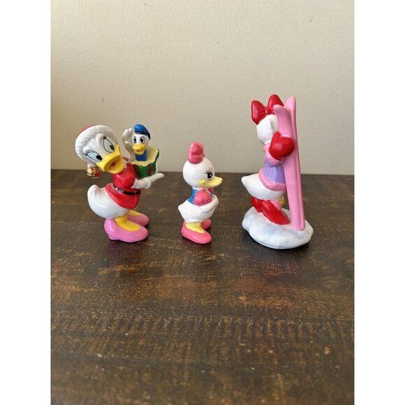 Disney Daisy Duck Figurines Glass Enesco Mickey & Co Holiday Ski Pink Bow Donald - Picture 4 of 12